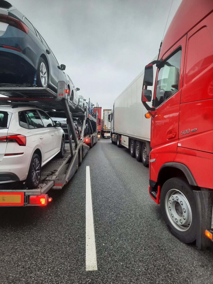 Řidiči podle policie před nehodou na D8 nedodržují záchranou uličku. Foto: PČR