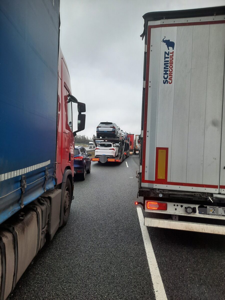 Řidiči podle policie před nehodou na D8 nedodržují záchranou uličku. Foto: PČR