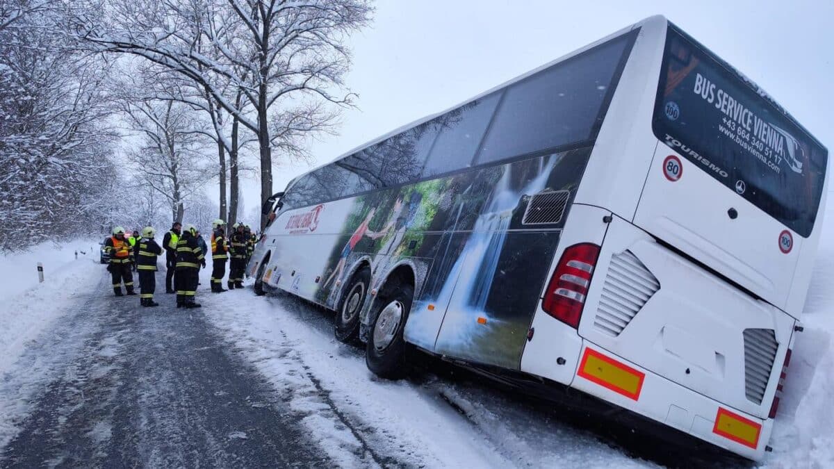 Autobus s japonskými turisty sjel ze silnice u Nových Hradů. Foto: HZS