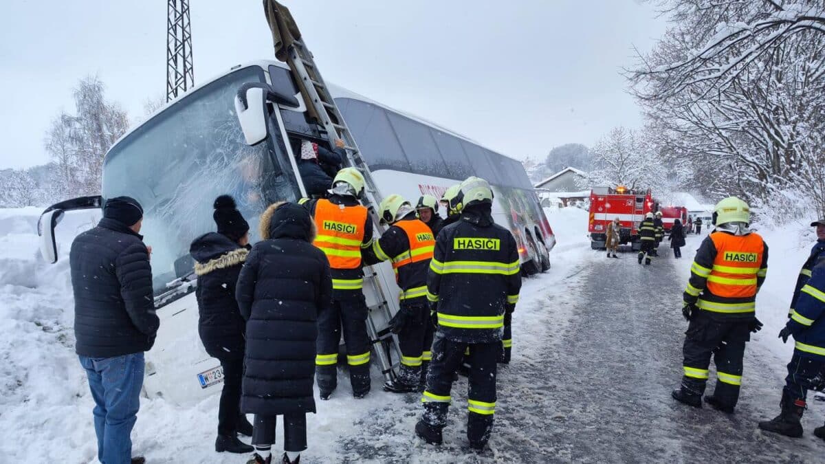 Autobus s japonskými turisty sjel ze silnice u Nových Hradů. Foto: HZS