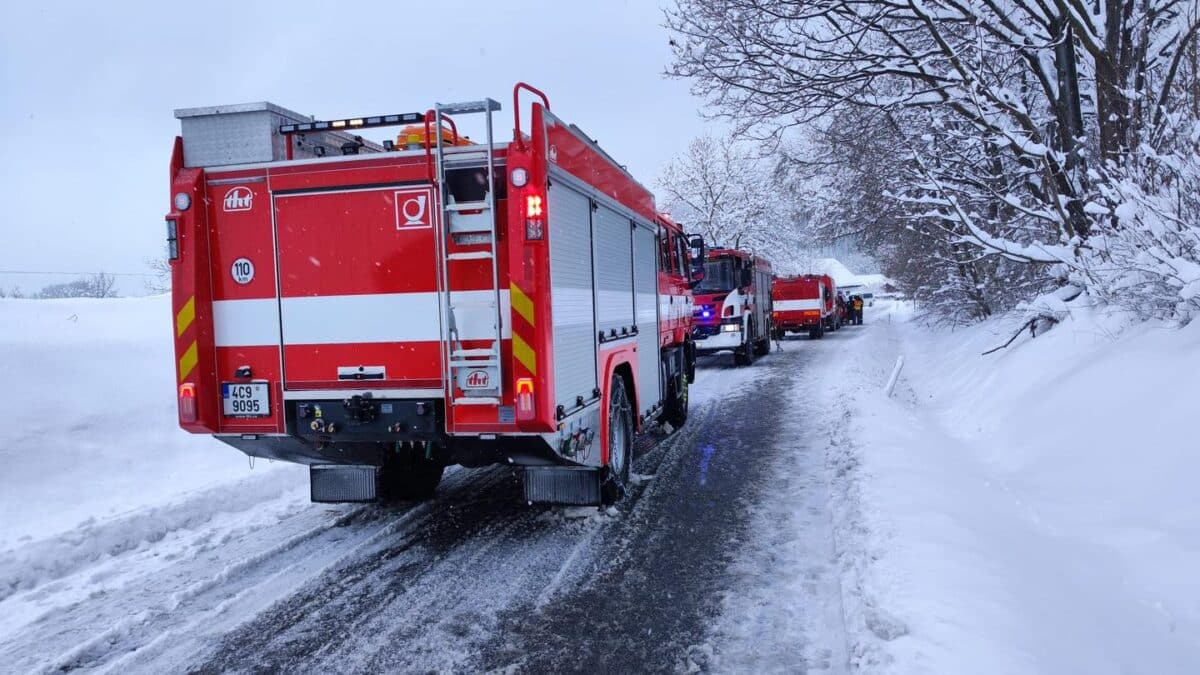 Autobus s japonskými turisty sjel ze silnice u Nových Hradů. Foto: HZS