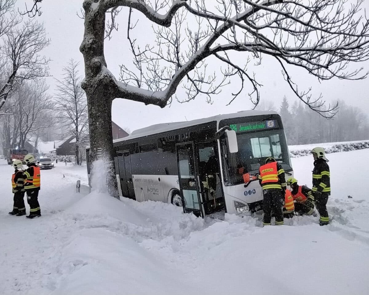 Nehoda autobusu u Rejvízu na Jesenicku. Foto: HZS
