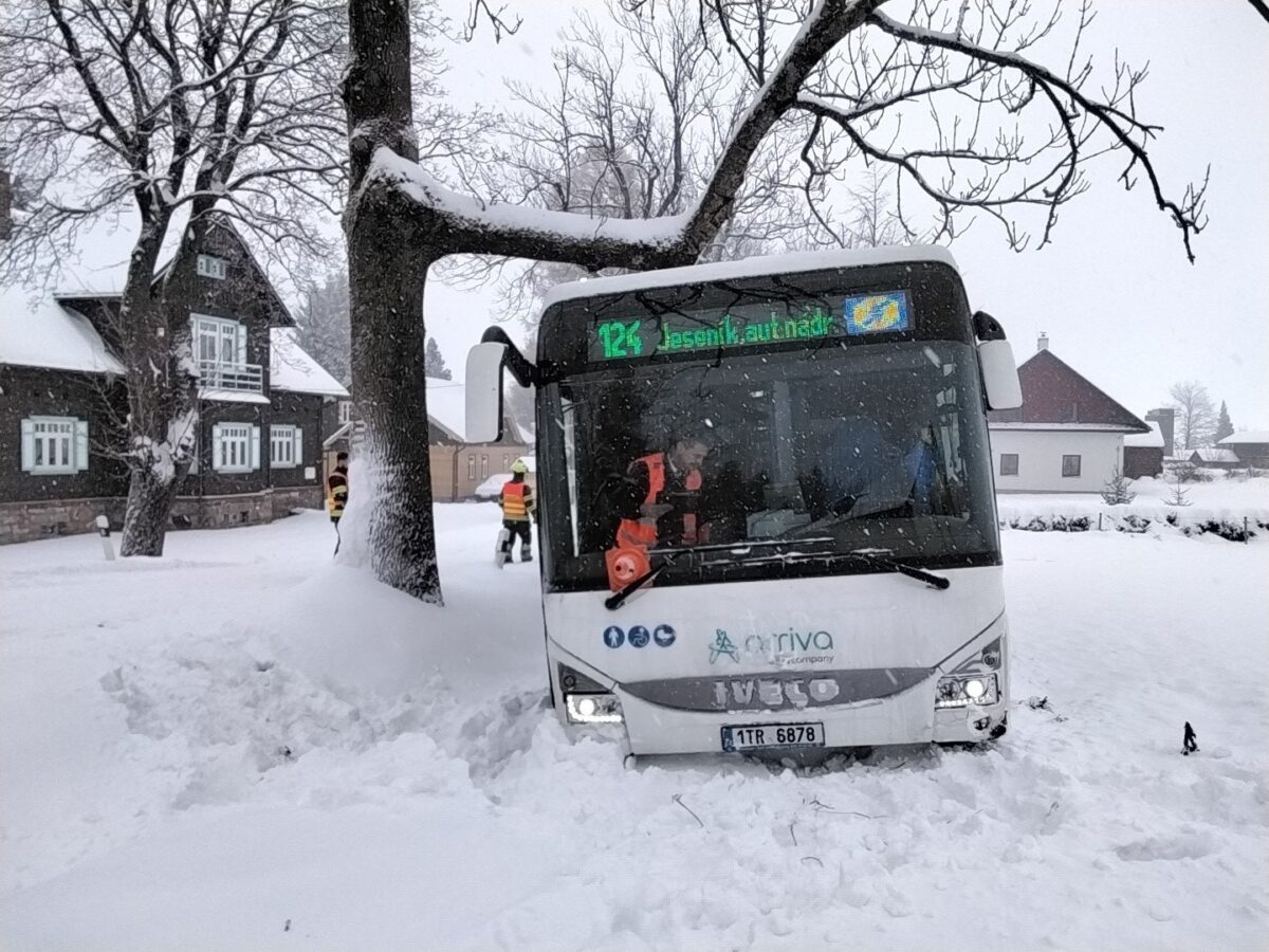 Nehoda autobusu u Rejvízu na Jesenicku. Foto: HZS