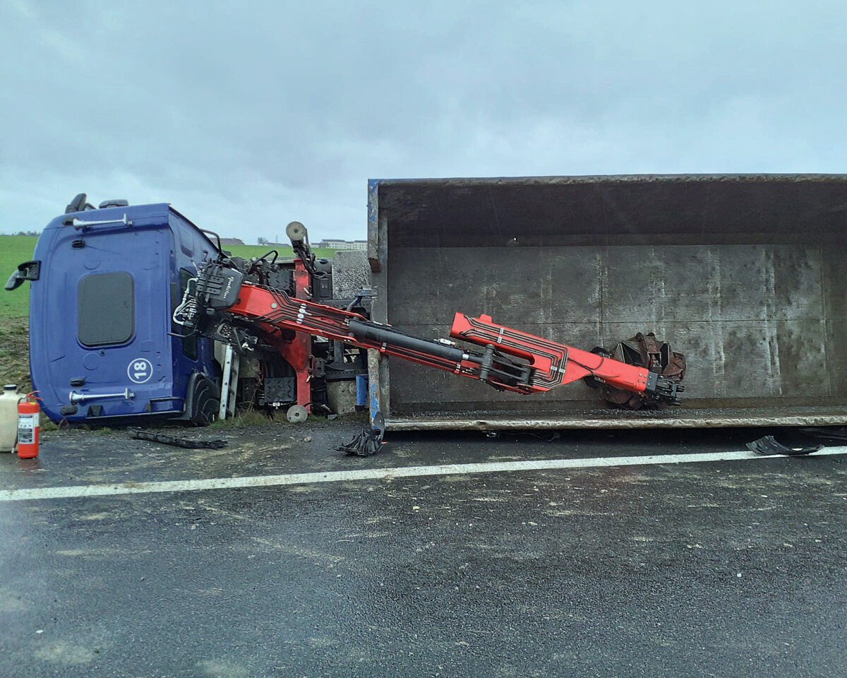 Tragická nehoda nákladního vozu a dodávky u Chrudimi. Foto: HZS