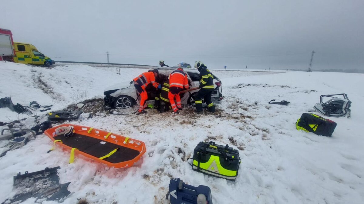 Další vážná nehoda na obchvatu Chýnova. Foto: HZS