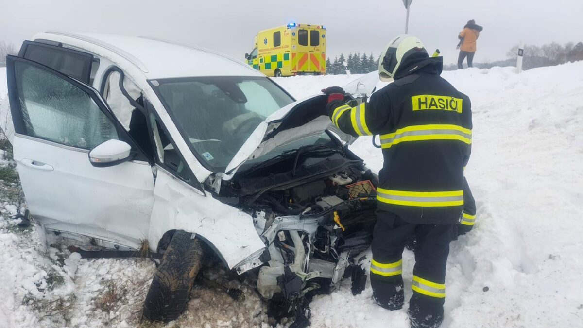Další vážná nehoda na obchvatu Chýnova. Foto: HZS