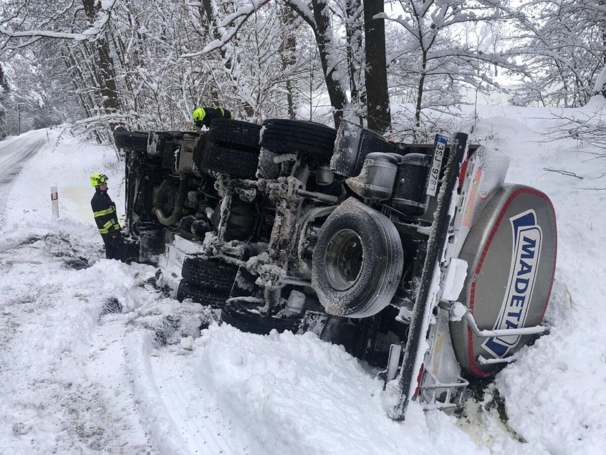 Cisterna z mlékárny Madeta bourala na Táborsku. Foto: HZS