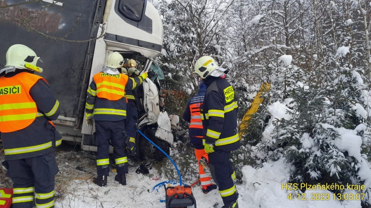 Už před 13. hodinou na D5 havaroval nákladní vůz a dodávka. Foto: HZS