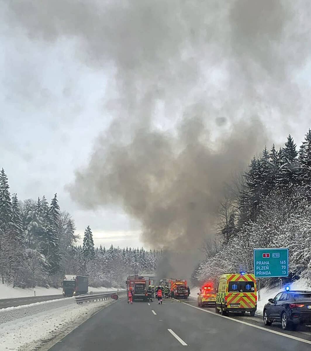 Na dálnici D5 havarovaly tři náklaďáky, jeden hořel. Foto: PČR