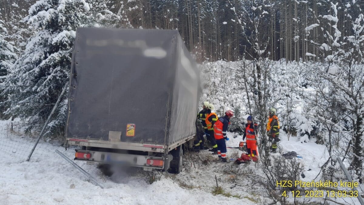 Už před 13. hodinou na D5 havaroval nákladní vůz a dodávka. Foto: HZS