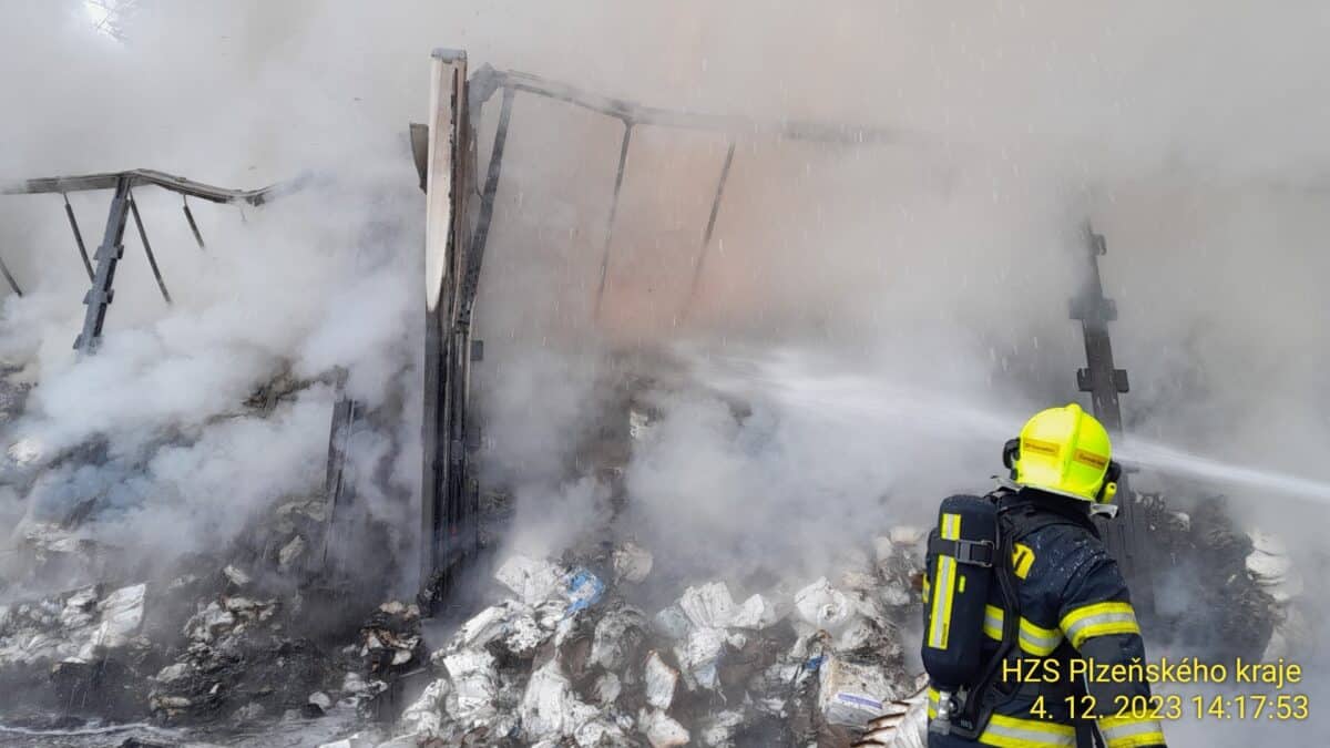 Na dálnici D5 hořel kamion převážející hygienické potřeby. Foto: HZS