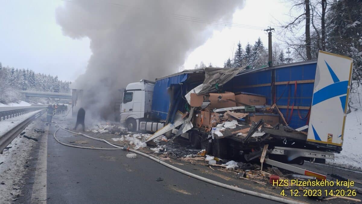 Na dálnici D5 hořel kamion převážející hygienické potřeby. Foto: HZS