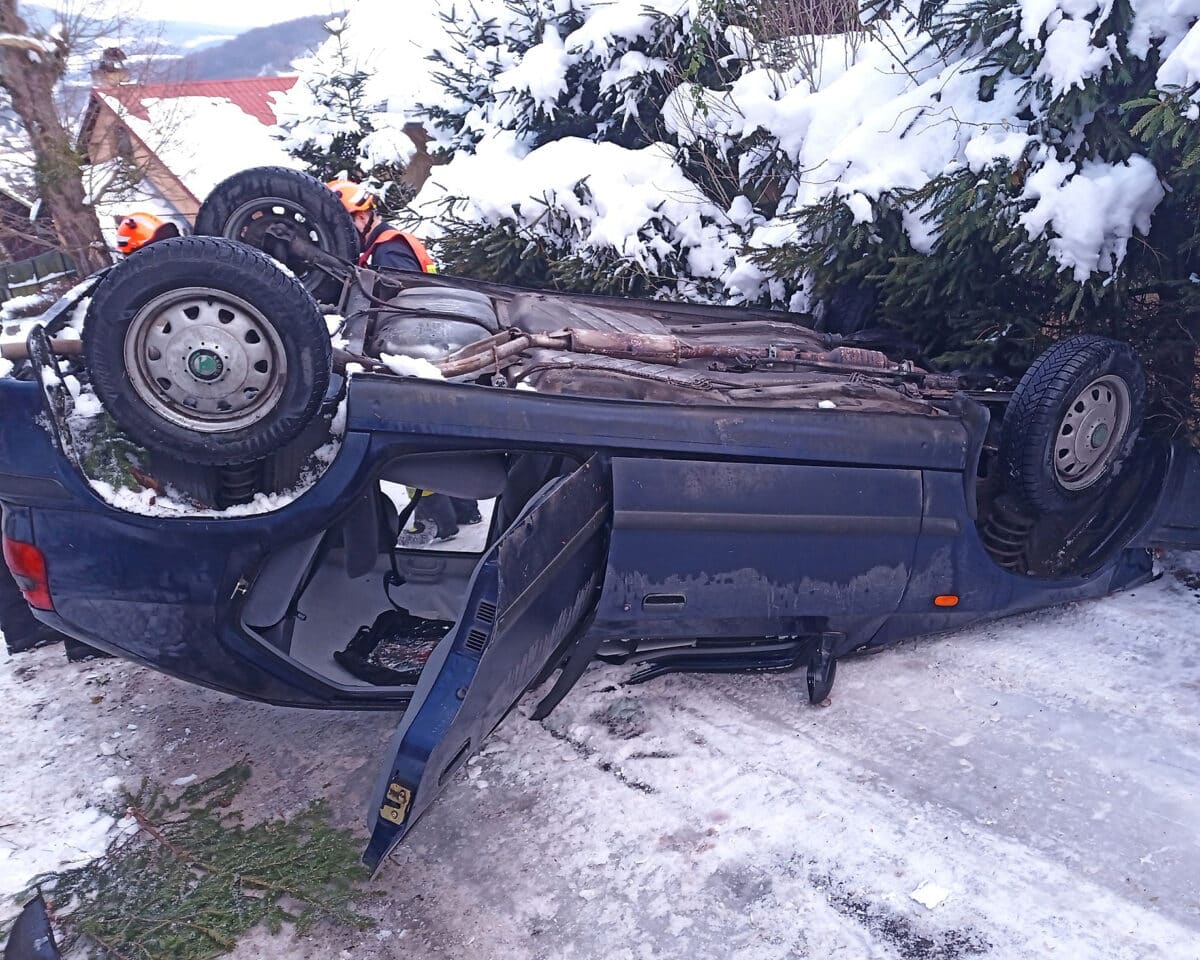 Felicia skončila na zledovatělé silnici u Kašavy na střeše. Foto: HZS ZLK