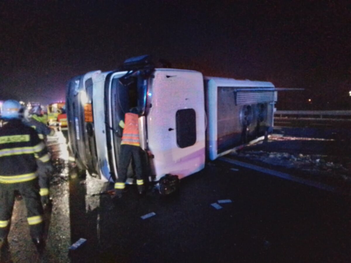 U Hostomic havarovala cisterna s naftou a 9 osobních aut. Foto: HZS