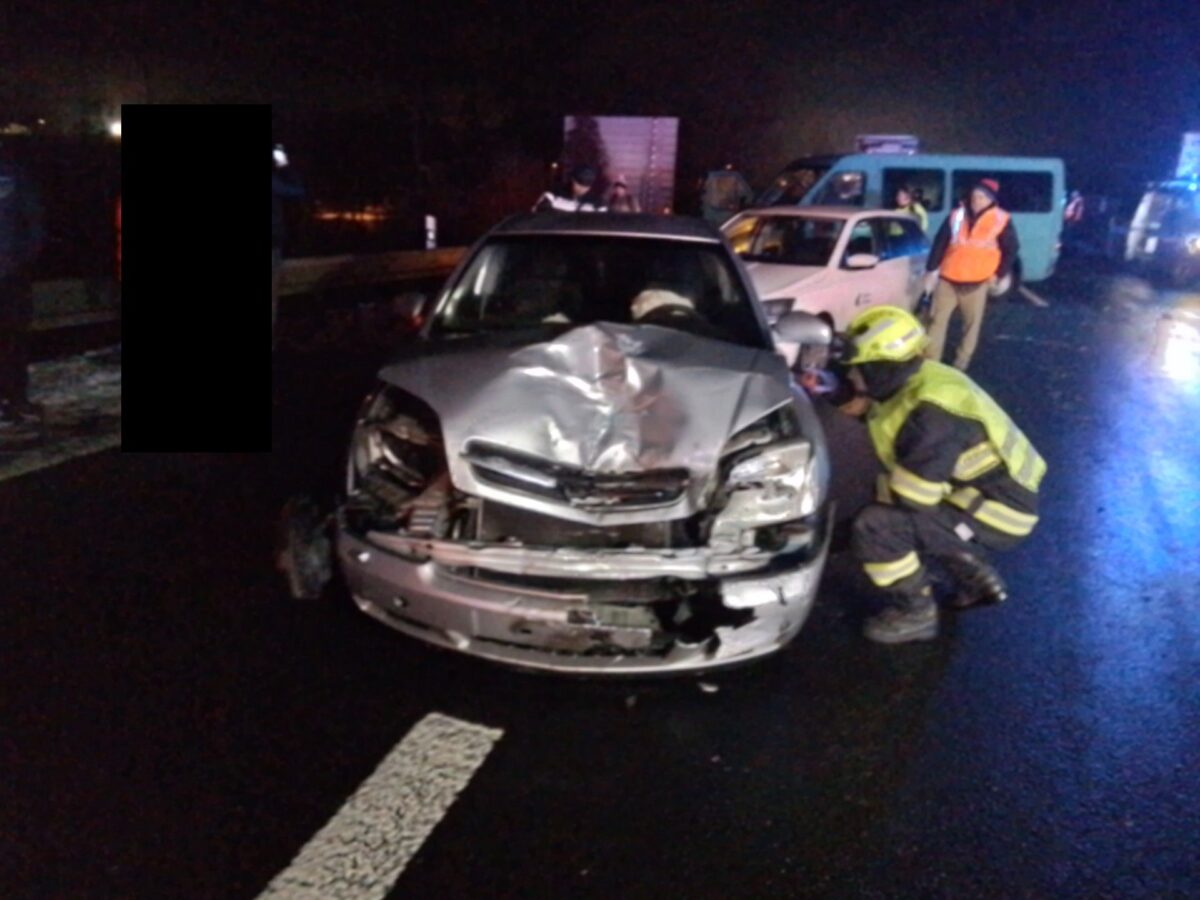 U Hostomic havarovala cisterna s naftou a 9 osobních aut. Foto: HZS