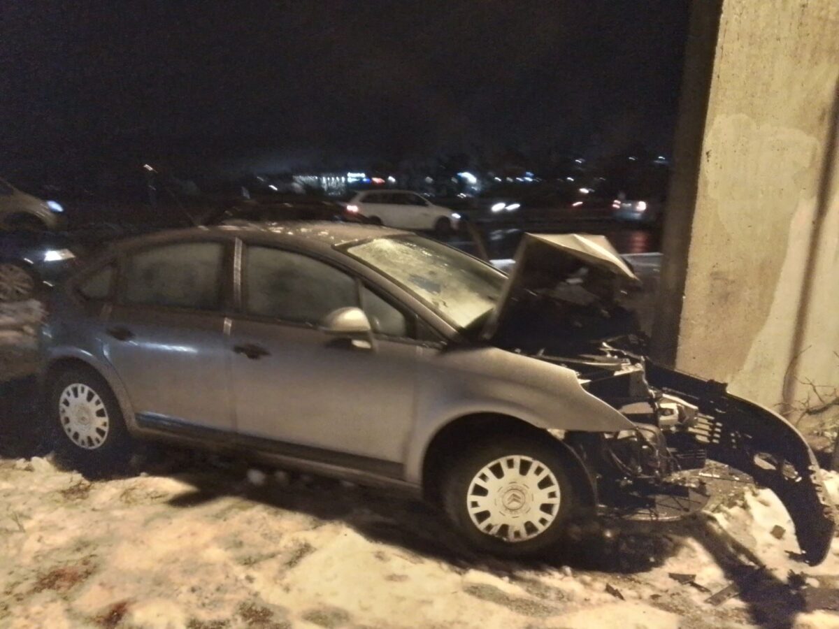 U Hostomic havarovala cisterna s naftou a 9 osobních aut. Foto: HZS