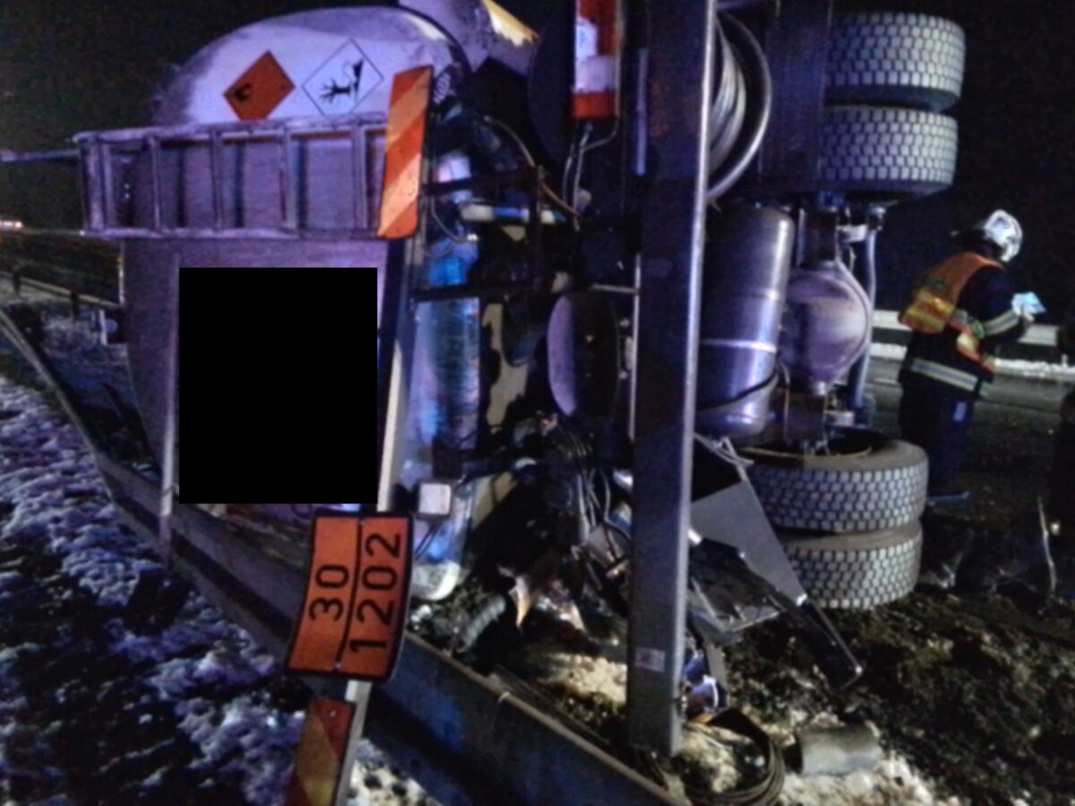 U Hostomic havarovala cisterna s naftou a 9 osobních aut. Foto: HZS