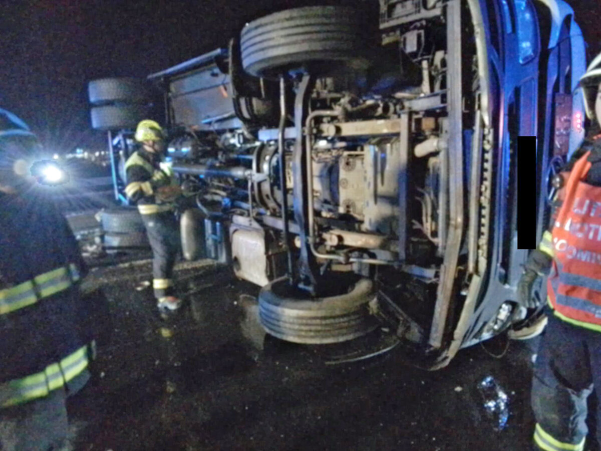 U Hostomic havarovala cisterna s naftou a 9 osobních aut. Foto: HZS