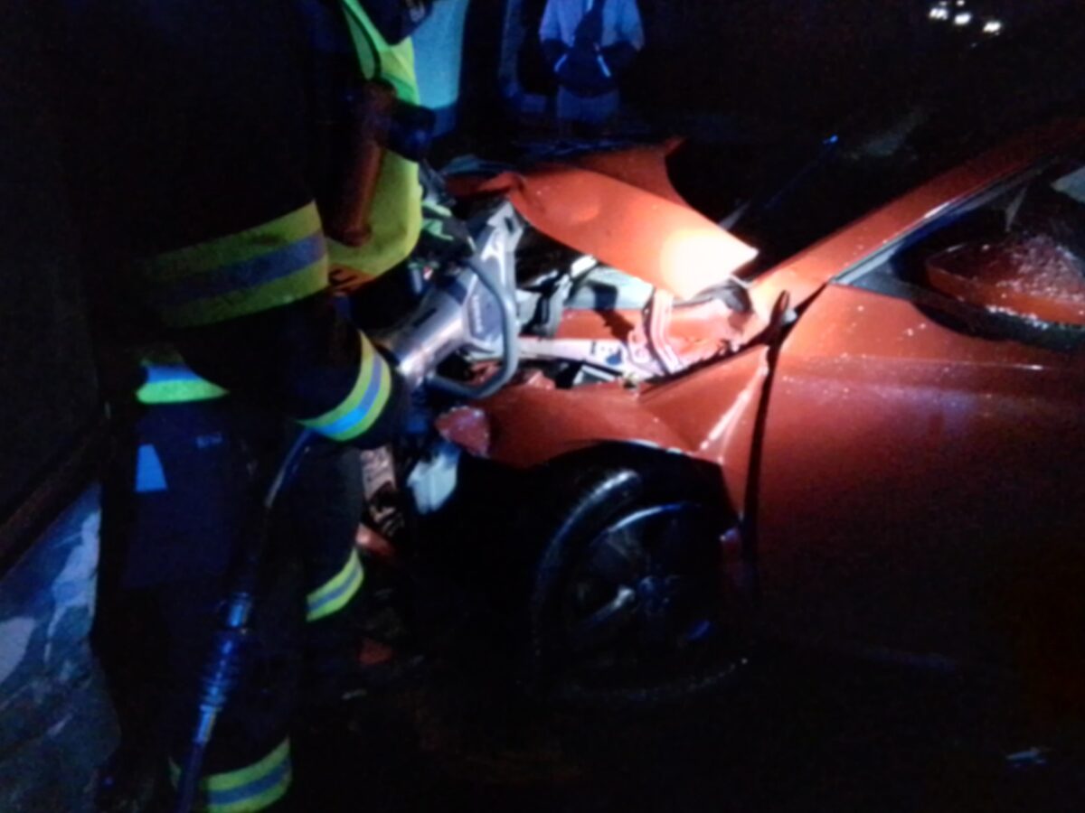 U Hostomic havarovala cisterna s naftou a 9 osobních aut. Foto: HZS