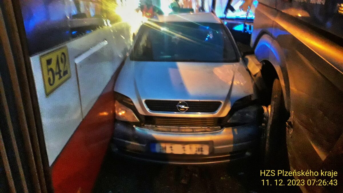 Autobus a kamion v Plzni mezi sebe přimáčkli osobní auto Opel. Foto: HZS