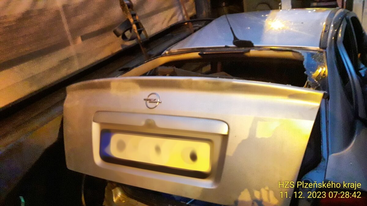 Autobus a kamion v Plzni mezi sebe přimáčkli osobní auto Opel. Foto: HZS