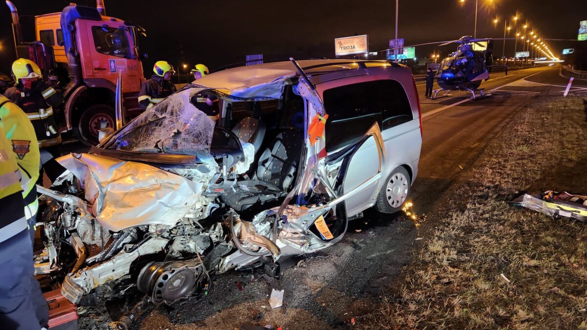 Vážná nehoda osobního a nákladního auta na Rozvadovské spojce v Praze. Foto: HZS