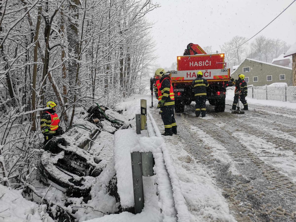 Hasiči z Varnsdorfu vyprošťovali auto, které skončilo na střeše v příkopu. Foto: HZS