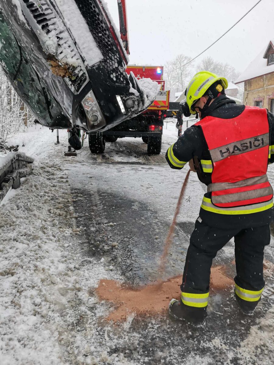Hasiči z Varnsdorfu vyprošťovali auto, které skončilo na střeše v příkopu. Foto: HZS