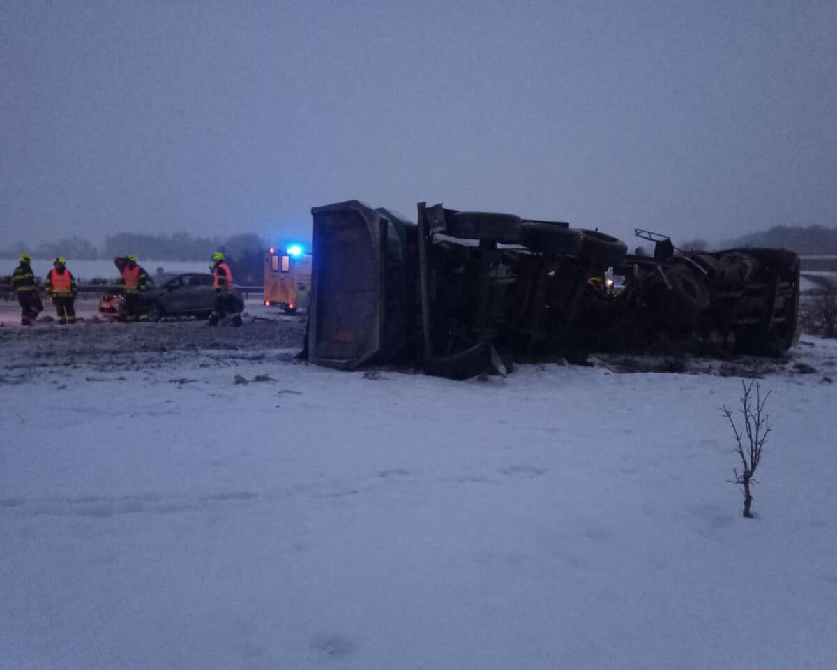 Nehody komplikují dopravu na D6 a na Karlovarsku. Foto: HZS