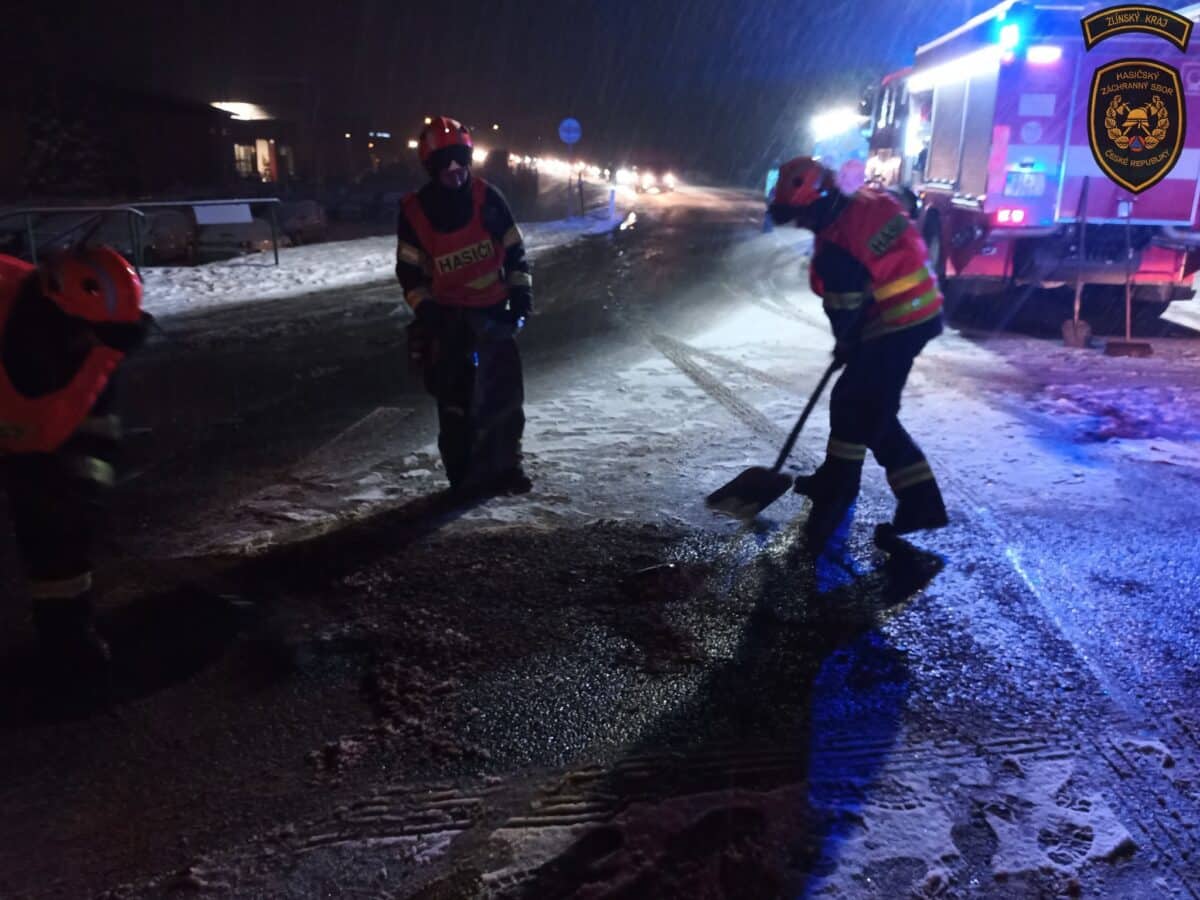 Velké množství nehod řešili hasiči na Zlínsku. Foto: HZS