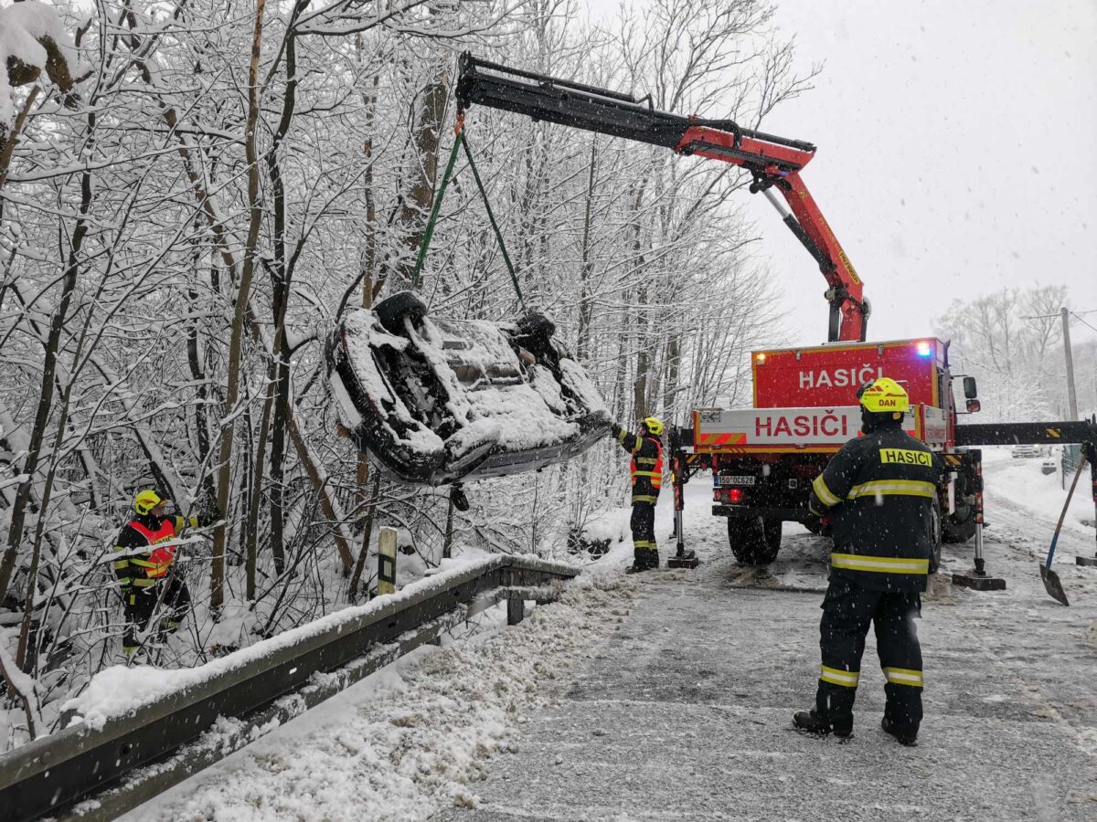 Hasiči z Varnsdorfu vyprošťovali auto, které skončilo na střeše v příkopu. Foto: HZS