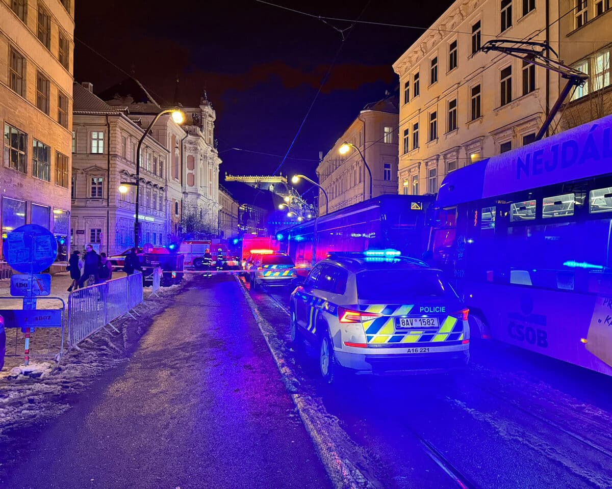 Tramvaj v Praze na Národní třídě srazila dva chodce. Foto: HZS
