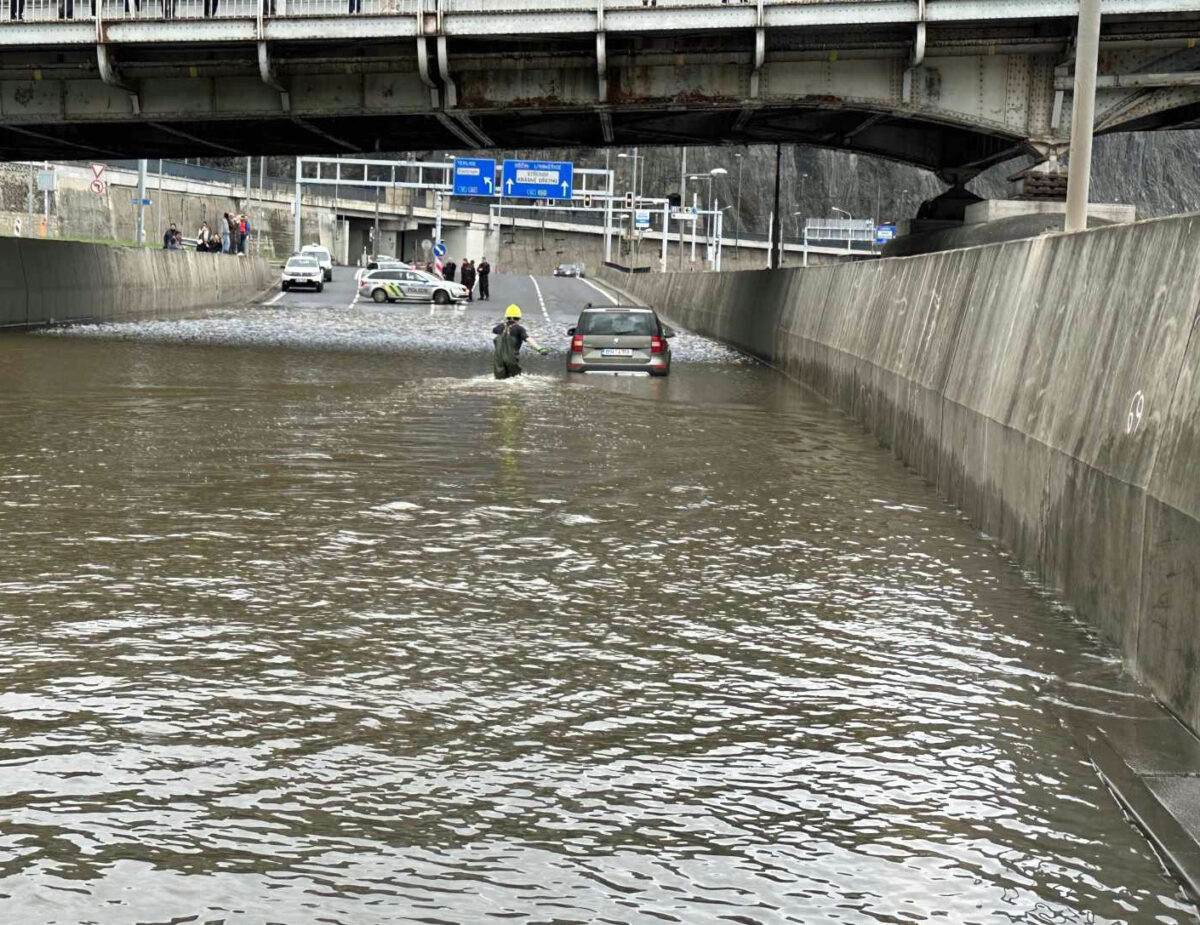 Několik řidičů v Přístavní ulici v Ústí nad Labem utopilo svá auta. Foto: HZS