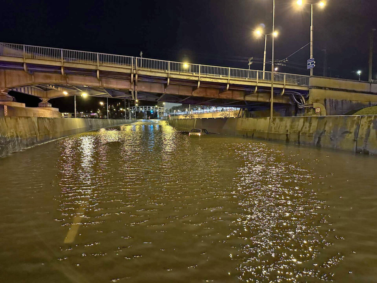 Několik řidičů v Přístavní ulici v Ústí nad Labem utopilo svá auta. Foto: HZS