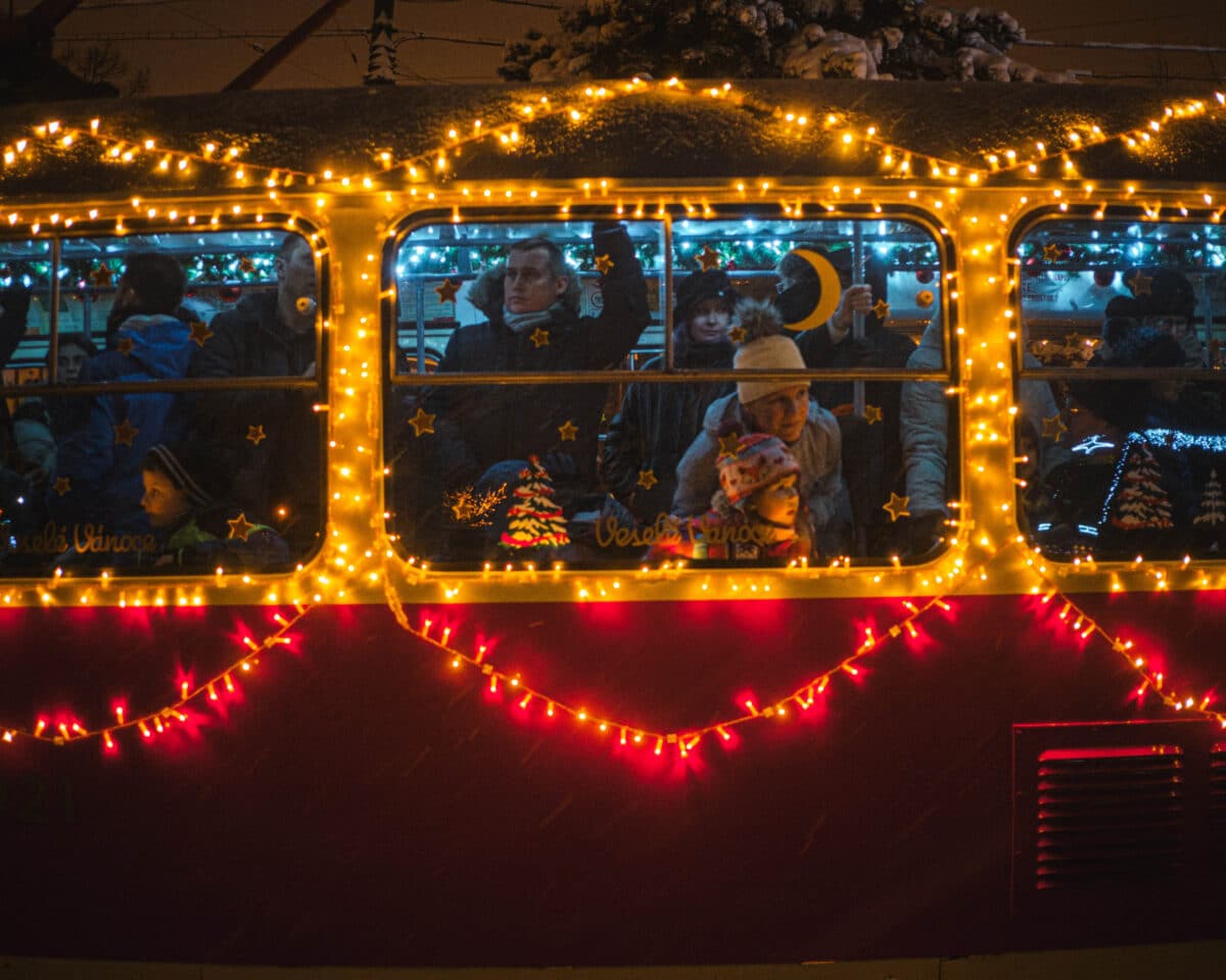 V Praze do ulic vyjela vánočně nazdobená flotila tramvají a autobusů. Foto: X/Z. Hřib