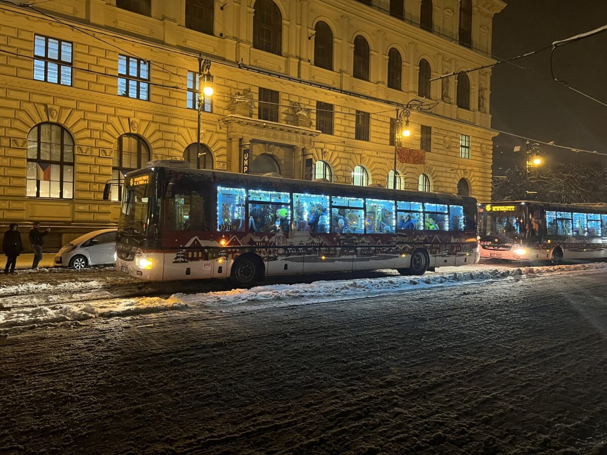 V Praze do ulic vyjela vánočně nazdobená flotila tramvají a autobusů. Foto: DPP a PID