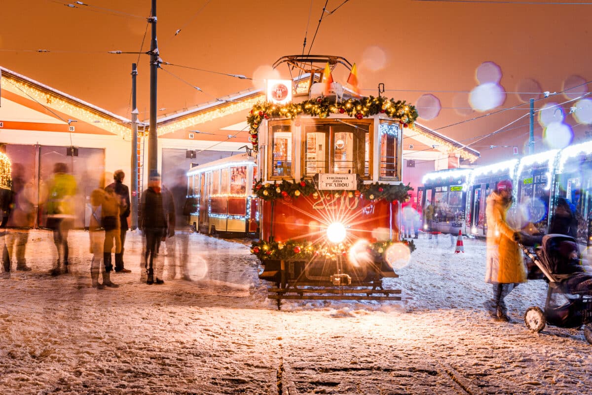 V Praze do ulic vyjela vánočně nazdobená flotila tramvají a autobusů. Foto: DPP a PID