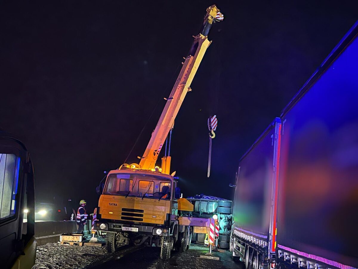 Nehoda kamionu na dálnici D7 u Postoloprt. Foto: PČR
