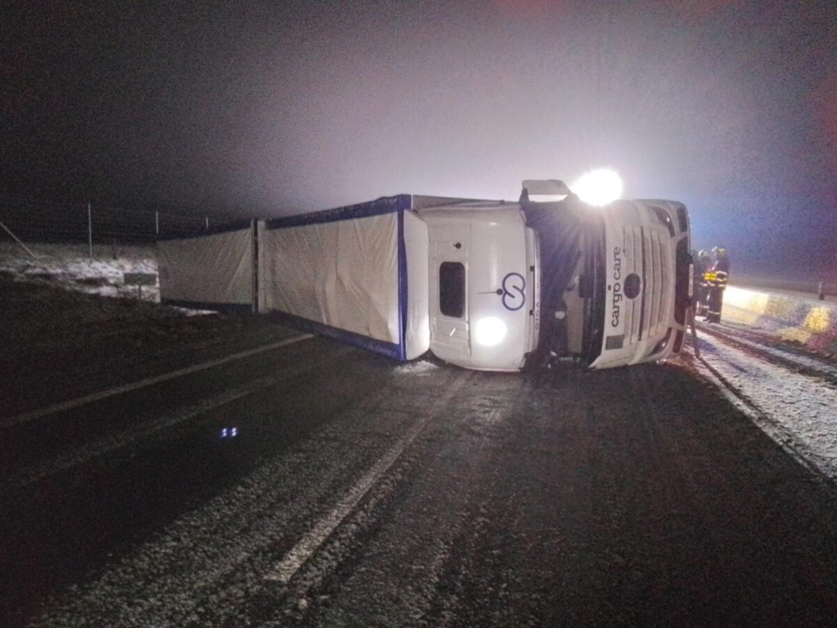 Nehoda kamionu na dálnici D7 u Postoloprt. Foto: HZS