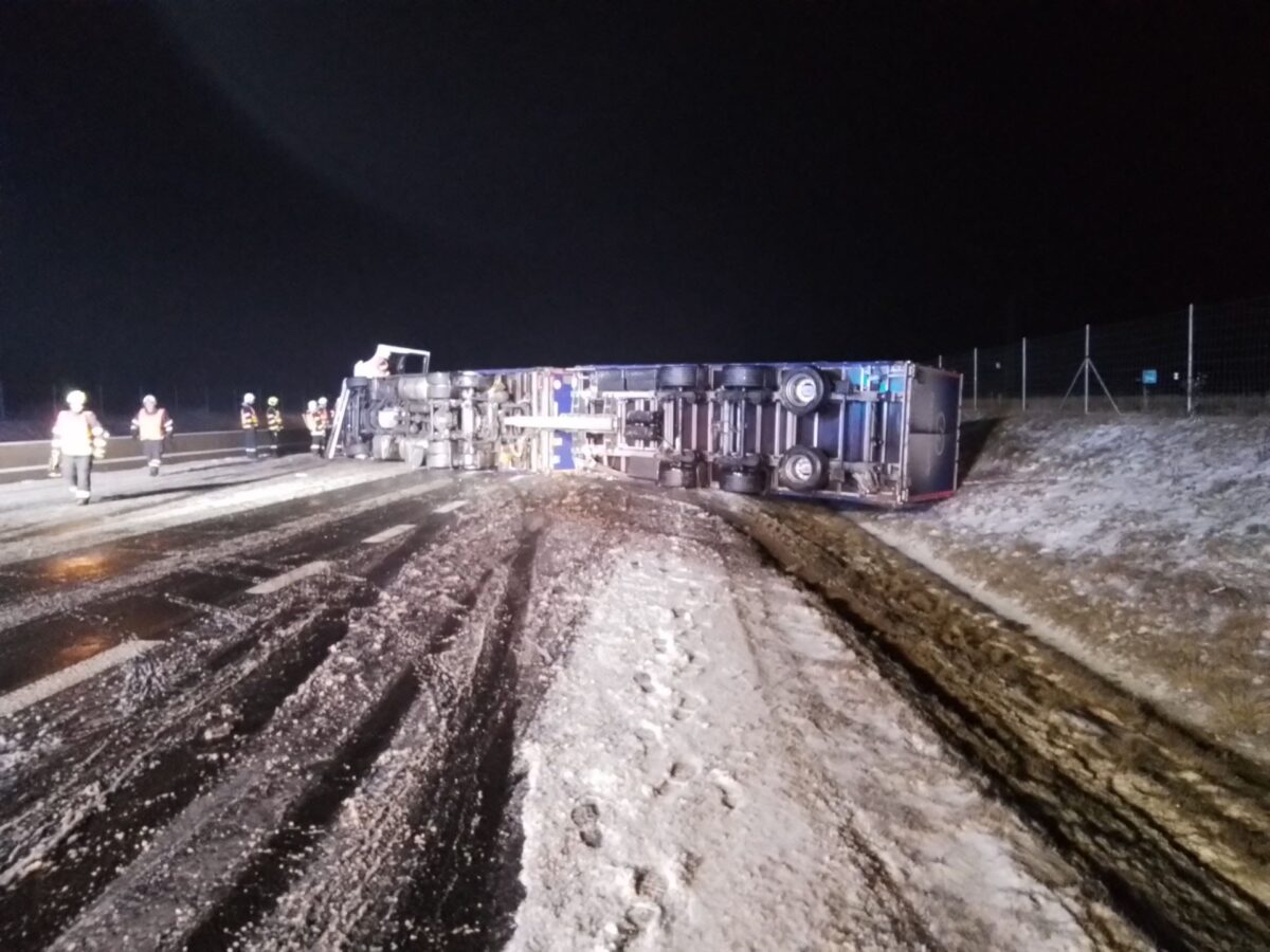 Nehoda kamionu na dálnici D7 u Postoloprt. Foto: HZS