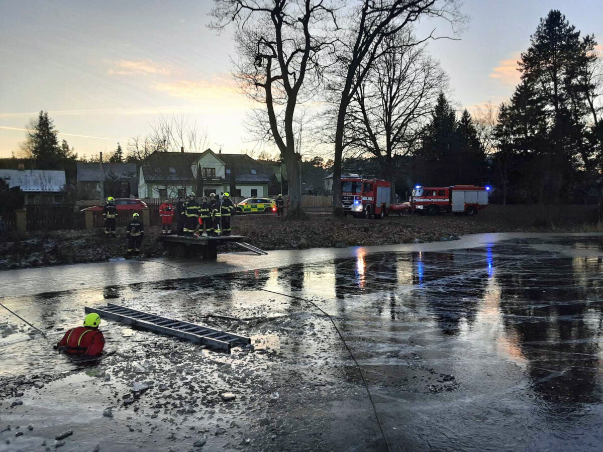 Hasiči v Ralsku vytahovali auto ze zamrzlého rybníka. Foto: HZS
