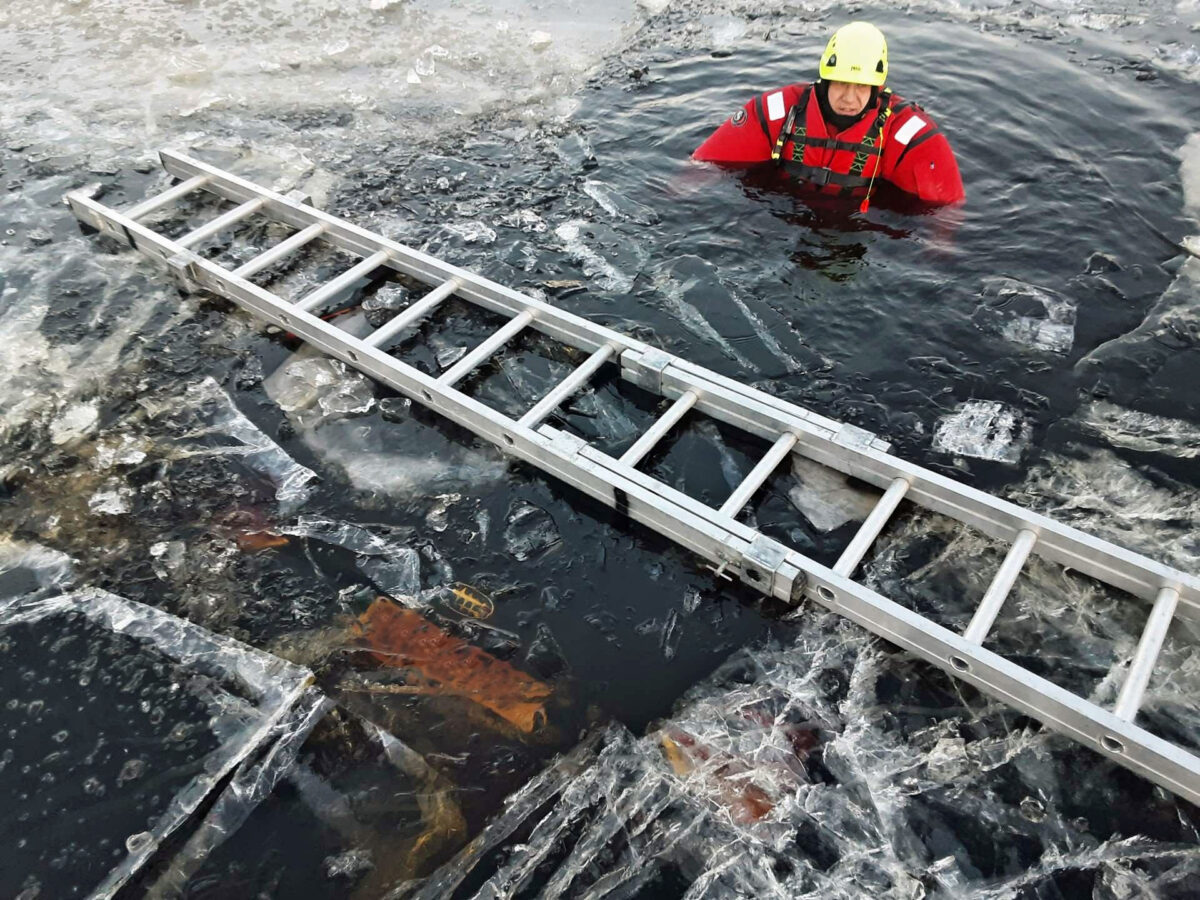 Hasiči v Ralsku vytahovali auto ze zamrzlého rybníka. Foto: HZS