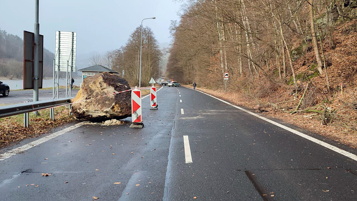 Na silnici v Hřensku se zřítil několika tunový balvan. Foto: PČR