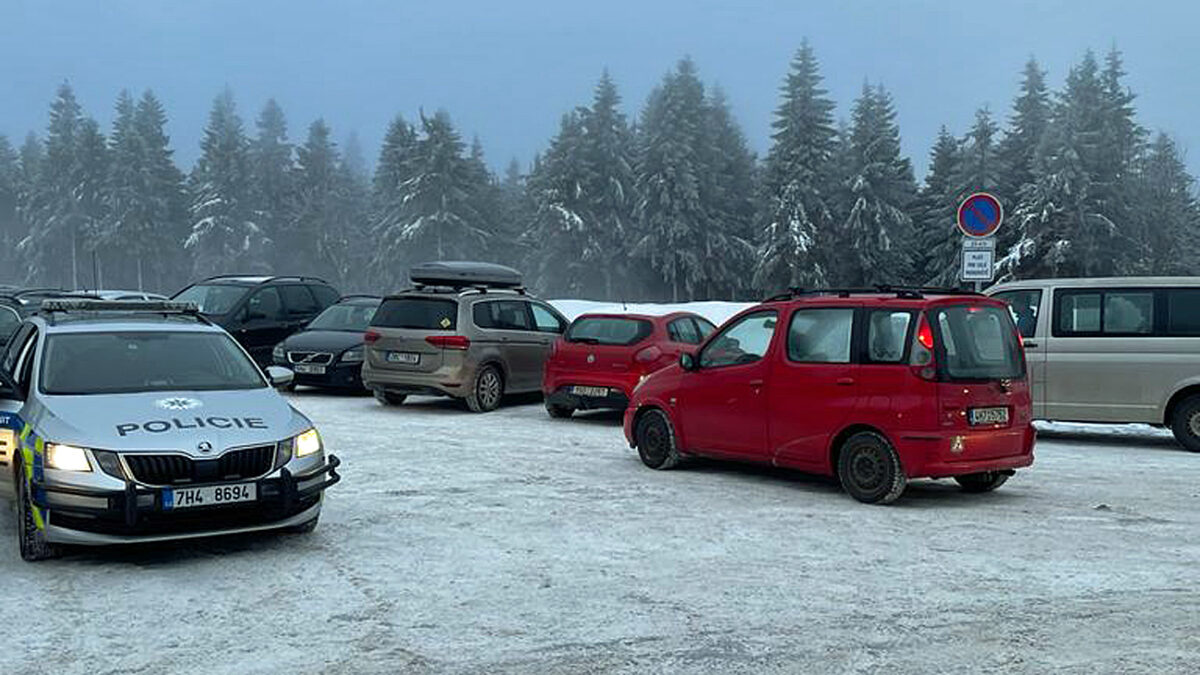 Přeplněné parkoviště na Šerlichu v sobotu dopoledne. Foto: PČR