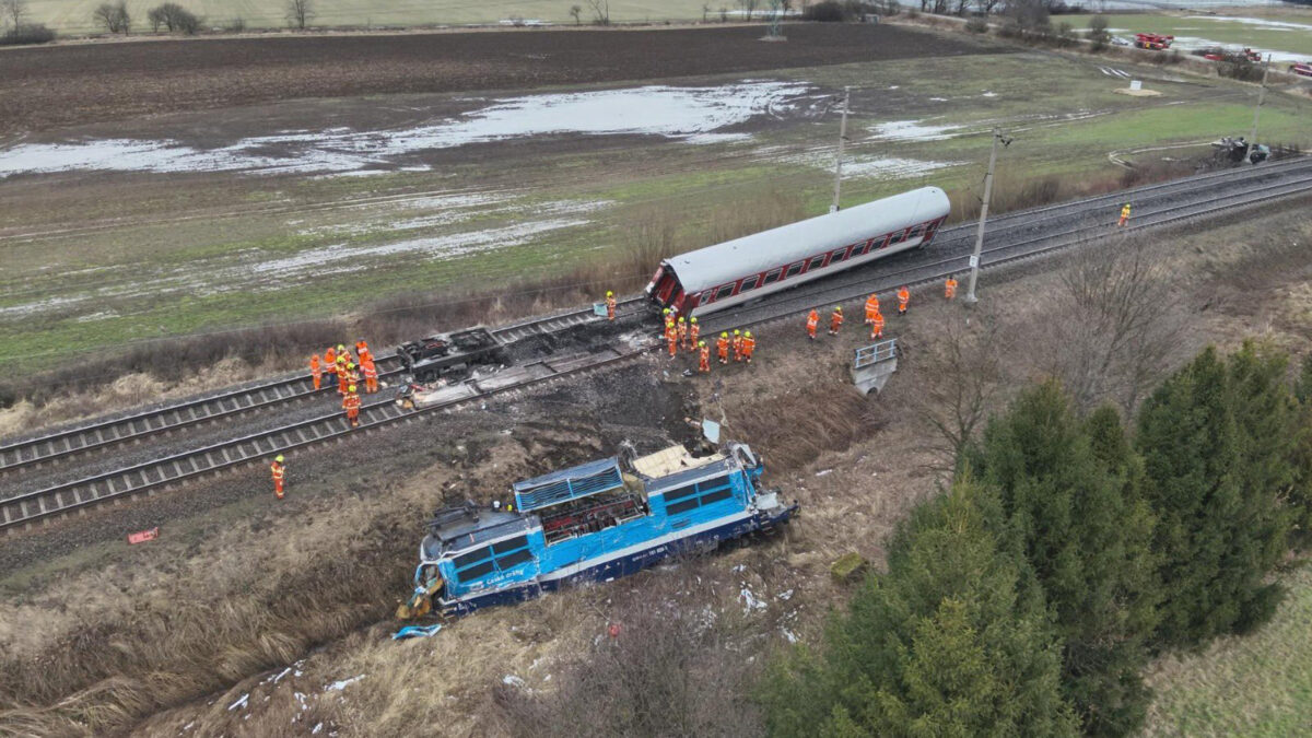 Hasiči již rozpojili zničenou lokomotivu a vagón po nehodě u Dolní Lutyně na Karvinsku. Foto: SŽ