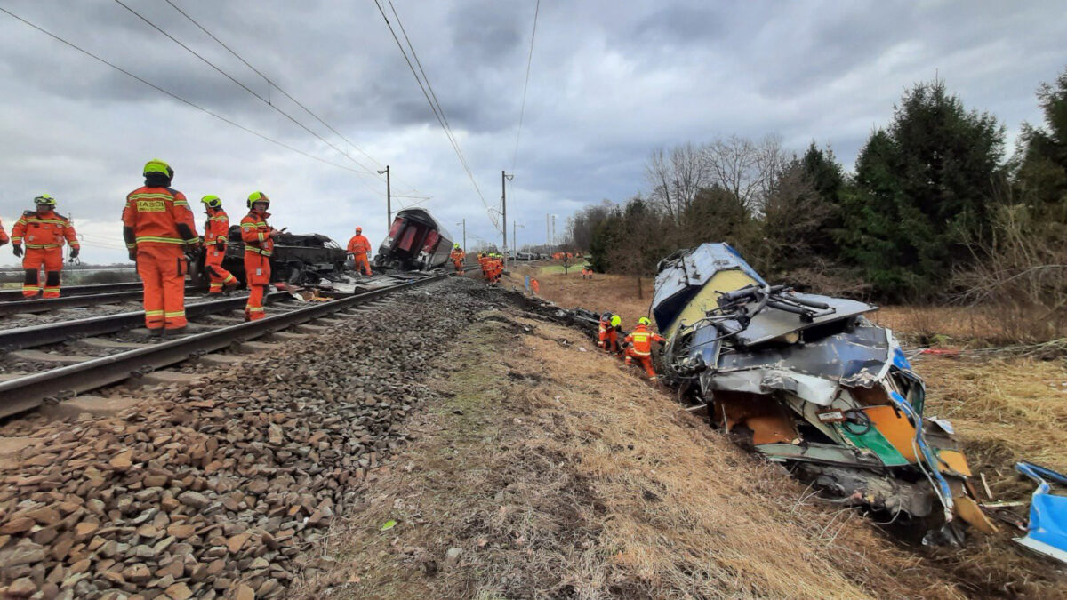 Hasiči již rozpojili zničenou lokomotivu a vagón po nehodě u Dolní Lutyně na Karvinsku. Foto: SŽ