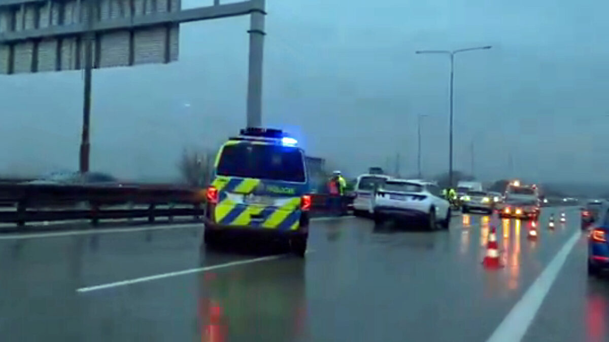 Dopravu u Prahy ráno komplikovala hromadná nehoda. Zdroj: PČR