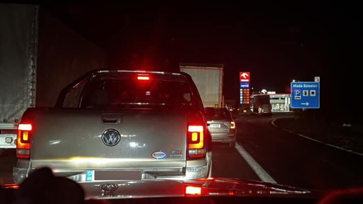 Nehoda komplikovala provoz na dálnici D10, tvořily se dlouhé kolony. Foto: FB/Ida Foitová