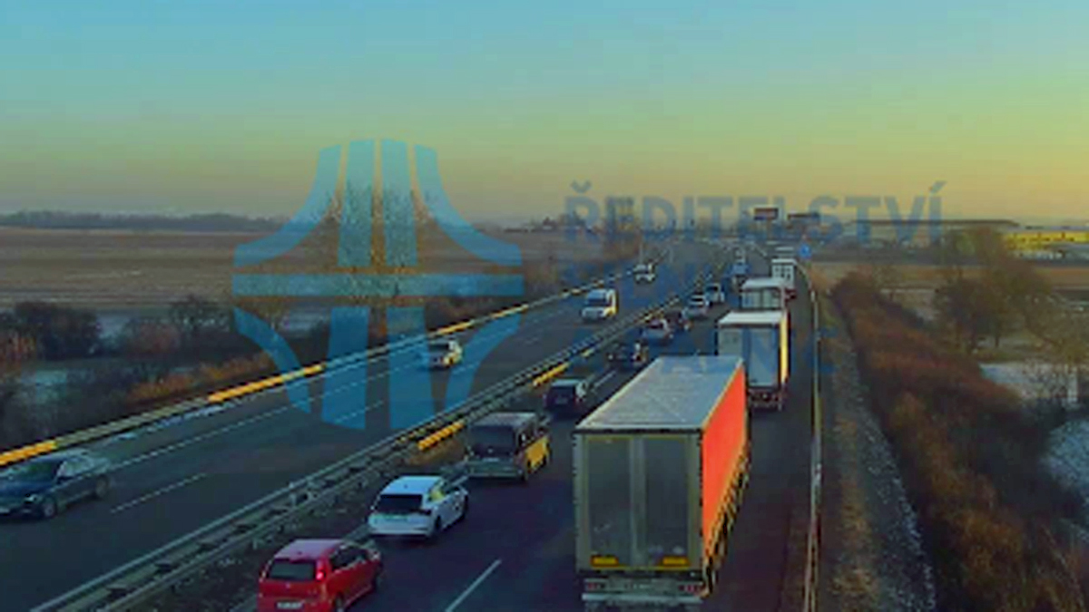 Kolona aut na dálnici D52 ve středu ráno. Foto: ŘSD