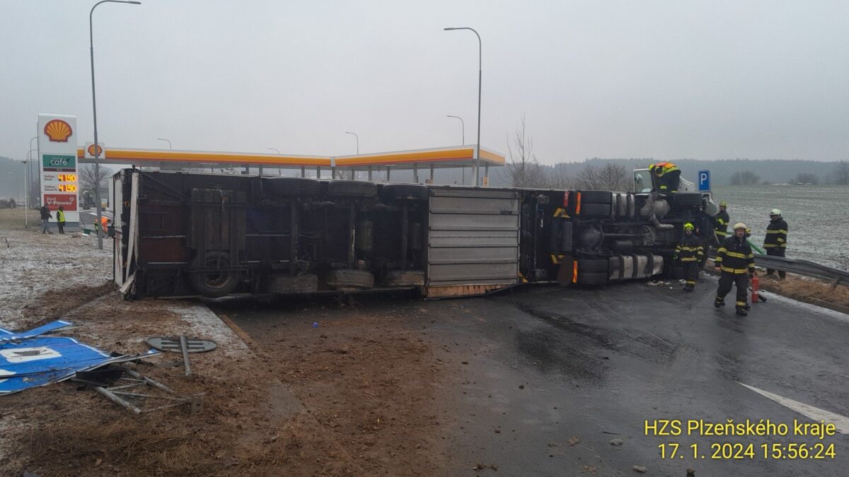 První kamionb havaroval na sjezdu z D5 na čerpací stanici na 123,5. kilometru na Plzeň. Foto: HZS